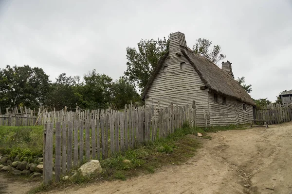 Edifícios antigos na plantação de Plimoth em Plymouth, MA — Fotografia de Stock