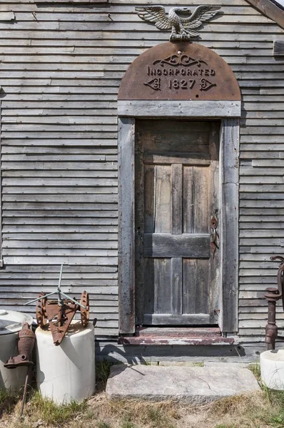 Деревянные винтажные двери в штате Мэн, США — стоковое фото