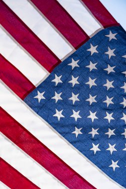 Dalgalı Amerikan bayrağına yakın çekim. Yıldızlar ve Çizgiler