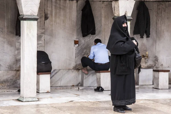 Moslims wassen hun voeten voordat ze de moskee in Istanbul binnengaan. — Stockfoto