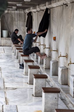 İstanbul 'daki camiye girmeden önce Müslümanlar ayaklarını yıkıyor.