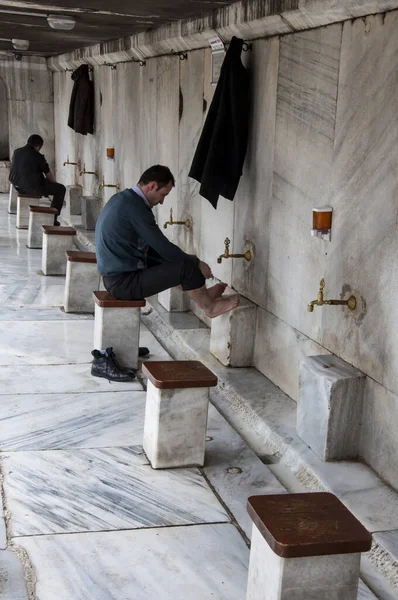 Muslime waschen sich vor dem Betreten der Moschee in Istanbul die Füße. — Stockfoto