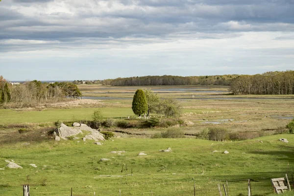 Fermă de primăvară și câmp de fân în Maine, SUA . — Fotografie, imagine de stoc