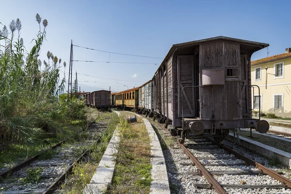 Ogillade gamla tåg i regionen Abruzzerna, Italien — Stockfoto