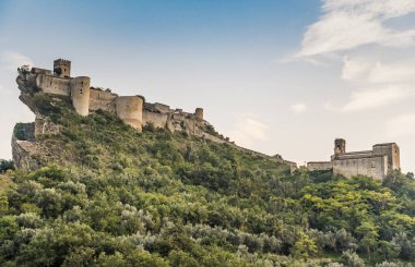 Roccascalegna 'daki kayalıklarda bir kale. Abruzzo bölgesi, İtalya