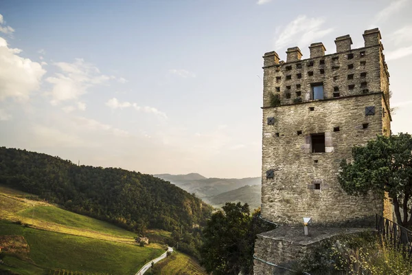 Fort op de rots in Roccascalegna. Abruzzen, Italië — Stockfoto