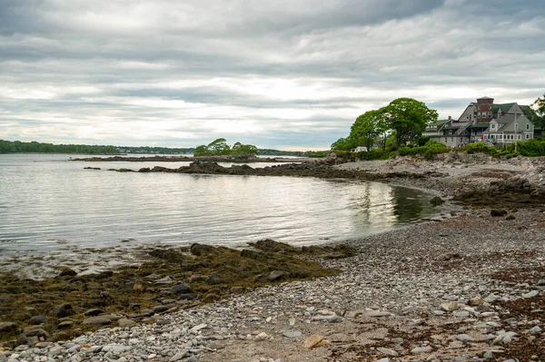 Uitzicht op de rotsachtige kustlijn op Peaks Island, Maine — Stockfoto