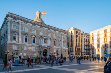 İnsanlar Sant Jaume Meydanı 'ndaki Katalonya Generalitat Sarayı' nın önünde yürüyorlar. Saray Katalonya Generalitat Başkanlığının ofislerine ev sahipliği yapar..