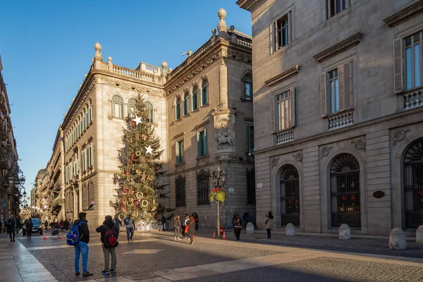 La gente camina frente al Palacio de la Generalitat de Cataluña en la plaza de Sant Jaume. El palacio alberga las oficinas de la Presidencia de la Generalitat de Cataluña . — Foto de Stock