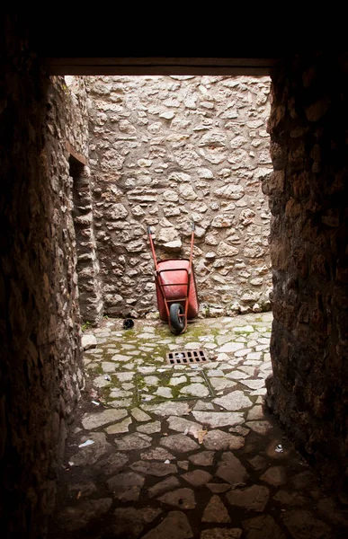 Wąska Uliczka Pomiędzy Starymi Domami Średniowiecznej Wioski Riardo Włochy — Zdjęcie stockowe