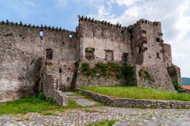 Riardo İtalya köyündeki antik bir ortaçağ şatosunun kulesi.