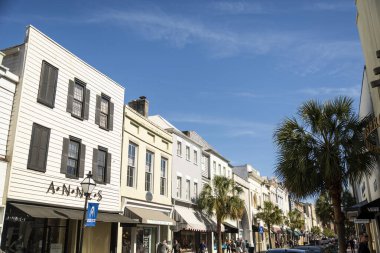 CHARLESTON GÜNEY CAROLINA ABD - 28 Mart 2019 King Caddesi İnsanlarla, dükkanla ve tarihsel yapılarla tarihi.