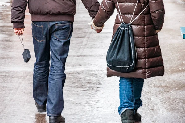 Close Casal Amoroso Mãos Dadas Enquanto Caminhava Uma Rua Cidade — Fotografia de Stock