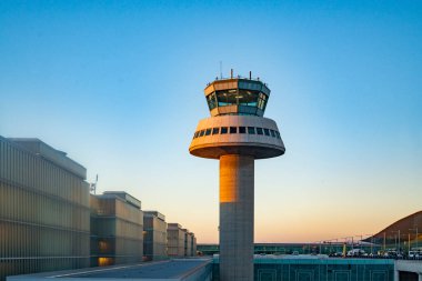 İspanya 'daki El Prat-Barcelona havaalanının kontrol kulesi. Bu havaalanı 1963 yılında açıldı..