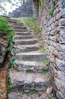 Doğal taş merdivenler, İtalyan kalesinde peyzaj.