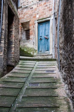 İtalya 'nın Urbino şehrinin eski kırmızı ön kapısı.