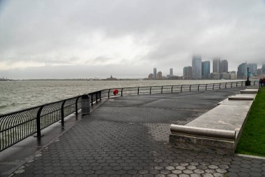ABD 'nin New York şehrindeki Battery Park' taki yaya yolu.