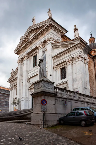 이탈리아 마르 체에 있는 우르바노 대성당, 신고전주의 두오모 디 우르비노 대성당의 전면과 찬송가. — 스톡 사진
