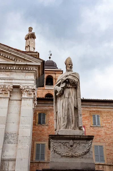 Vista de la fachada y la cúpula del neoclásico Duomo di Urbino, Catedral de Urbino en las Marcas, Italia. —  Fotos de Stock