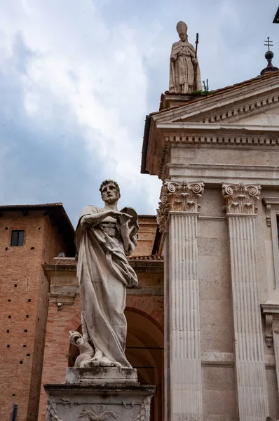 İtalya 'nın Marche kentindeki neoklasik Duomo di Urbino, Urbino Katedrali' nin dış görünüşü ve kubbesi. — Stok fotoğraf