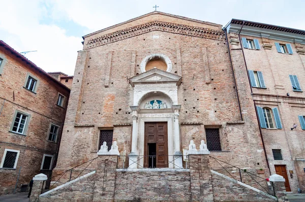 Iglesia de San Domenico en Urbino, Italia. El centro histórico de Urbino es Patrimonio de la Humanidad de la Unesco y un ápice de la arquitectura renacentista. — Foto de Stock
