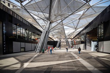 30 Mart 'ta Napoli' deki New Central İstasyonu demiryolu. İtalya 'da 2017