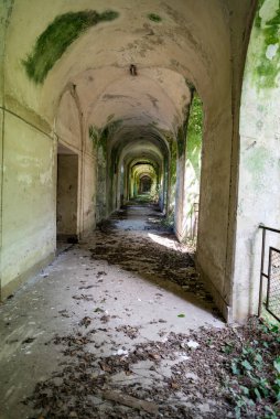 Napoli, İtalya 'daki terk edilmiş akıl hastanesinin iç mekanları..