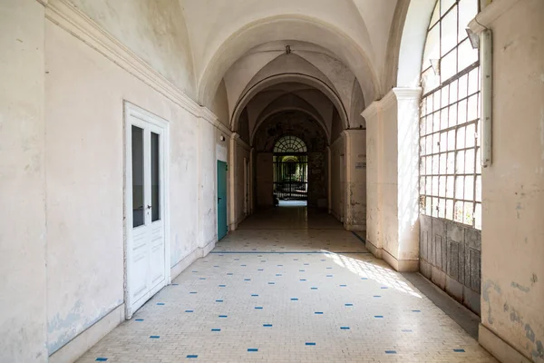 Espaces intérieurs dans l'asile de fous abandonné à Naples, Italie. — Photo