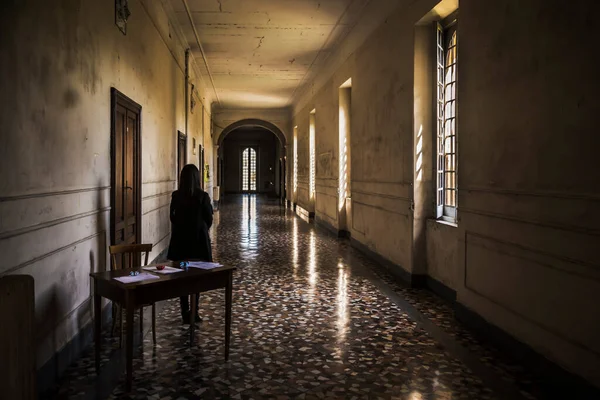 Internal spaces into the abandoned insane asylum in Naples, Italy. — Stock Photo, Image