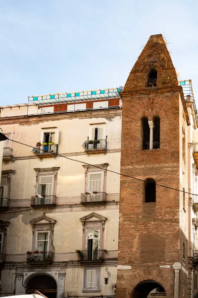 Ulica w historycznym centrum Neapolu, Włochy. — Zdjęcie stockowe