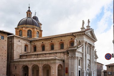 İtalya 'nın Marche bölgesindeki neoklasik Duomo di Urbino, Urbino Katedrali' nin dış görünüşü ve kubbesi.