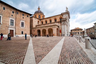 URBINO, ITALY - 3 Kasım 2013: İtalya 'nın Marche bölgesindeki Urbino Katedrali' nin neoklasik Duomo di Urbino, Urbino Katedrali 'nin cephesi ve kubbesinin görüntüsü.