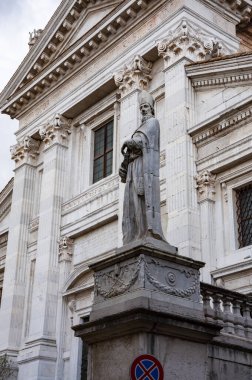 İtalya 'nın Marche bölgesindeki neoklasik Duomo di Urbino, Urbino Katedrali' nin dış görünüşü ve kubbesi.