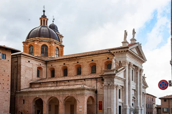 意大利马尔切地区乌尔比诺大教堂新古典主义杜莫迪乌尔比诺教堂的立面和立面 — 图库照片