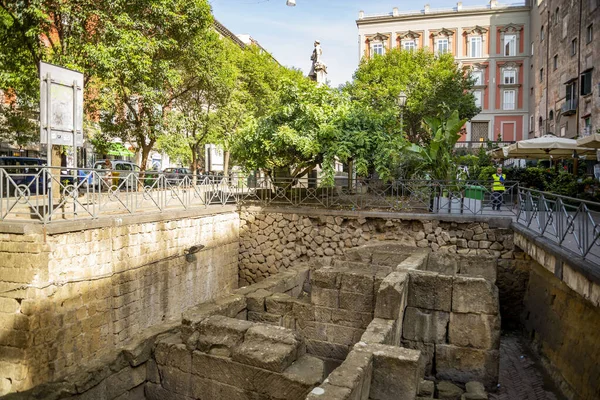 Naples Itálie Září 2016 Zřícenina Řeckých Hradeb Neapole Piazza Bellini — Stock fotografie