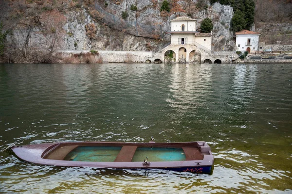 Pohled na jezero od vchodu do kostela Santa Maria del Lago Scanno Lake, Itálie — Stock fotografie