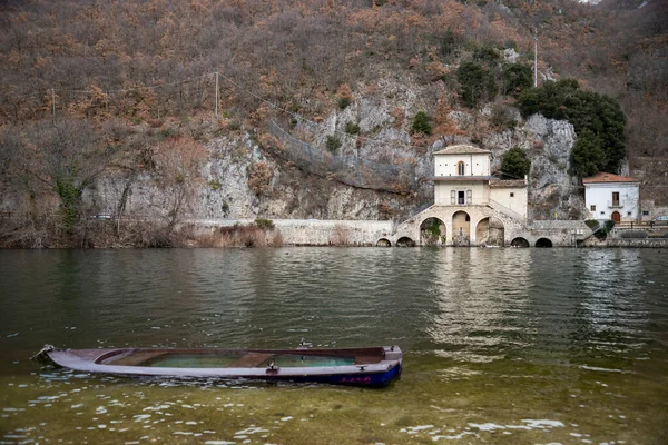 Pohled na jezero od vchodu do kostela Santa Maria del Lago Scanno Lake, Itálie — Stock fotografie