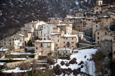 İtalya 'nın Abruzzo kentindeki eski Scanno köyünün manzarası