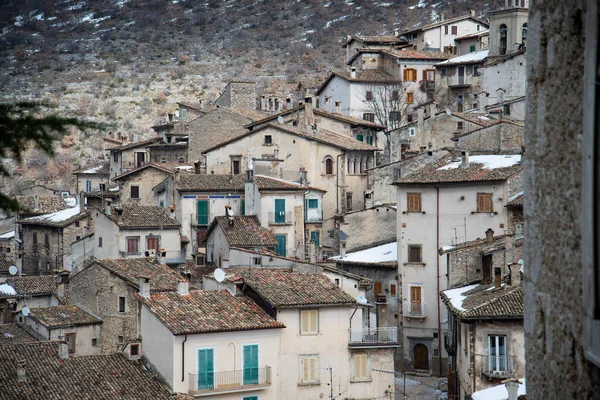İtalya 'nın Abruzzo kentindeki eski Scanno köyünün manzarası — Stok fotoğraf