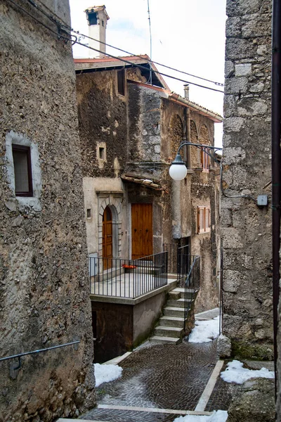 Wąska uliczka w małej włoskiej wiosce Scanno — Zdjęcie stockowe