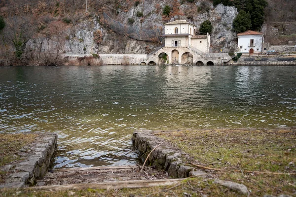 Zicht op het meer vanaf de ingang van de Santa Maria del Lago kerk Scanno meer, Italië — Stockfoto