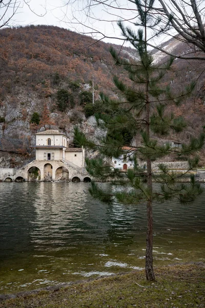Zicht op het meer vanaf de ingang van de Santa Maria del Lago kerk Scanno meer, Italië — Stockfoto