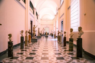 Napoli, İtalya - 26 Aralık 2021: Napoli Ulusal Arkeoloji Müzesi İtalya 'nın Napoli kentinde popüler bir turistik merkezdir..