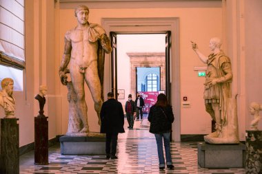 Napoli, İtalya - 26 Aralık 2021: Napoli Ulusal Arkeoloji Müzesi İtalya 'nın Napoli kentinde popüler bir turistik merkezdir..