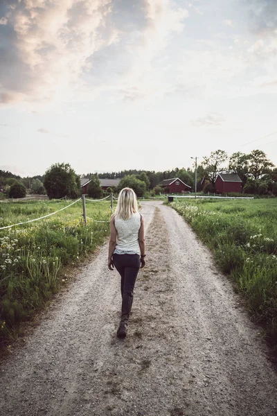 Tjej Gående Mot Gård Norge — Stockfoto