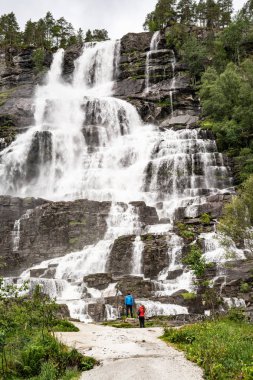Batı Norveç'te Tvindefossen şelale