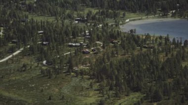 Ormanın derinliklerinde kabinler