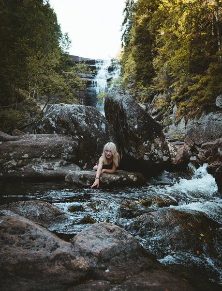 Een Meisje Wandelen Aan Solbergelva Rivier Zuid Noorwegen — Stockfoto