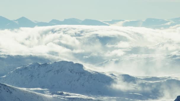 Molnigt Och Snöiga Bergsområde Norr — Stockvideo