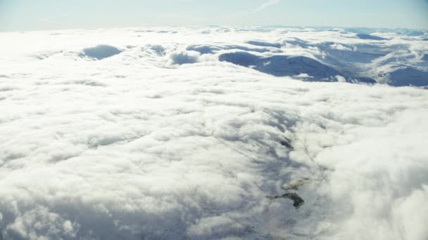 北の曇りと雪に覆われた山区域 — ストック動画